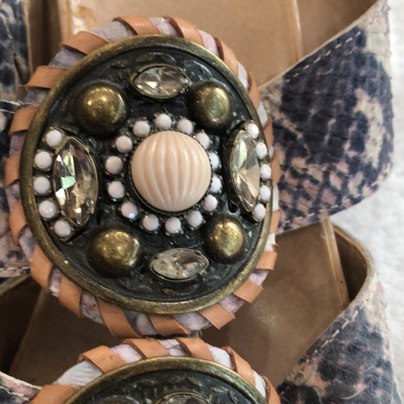 A VInce Camuto. Sandals - Picture 3 of 4